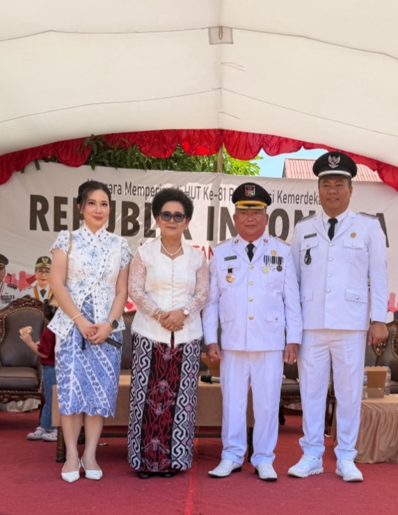 Hukum Tua Desa Winangun Atas, Didampinggi Ketua TP-PKK Desa Winangun Atas, Bersama Camat Pineleng dan Ketua TP-PPK Kec. Pineleng